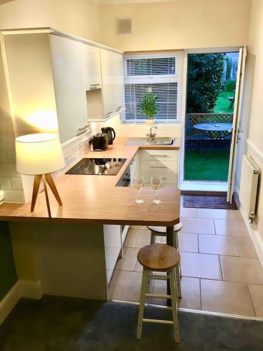 Cosy Coach House Garden Apartment By The Sea, Own Entrance Door, Garden Terrace With Exclusive Rear Door Access & Free Reserved Parking Space Only 2 Mtrs From Your Apt Door! Early Checkin From 3Pm And Late Check Out Till 11Am Available! Broadstairs Exterior foto