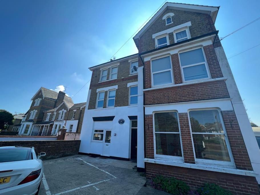 Cosy Coach House Garden Apartment By The Sea, Own Entrance Door, Garden Terrace With Exclusive Rear Door Access & Free Reserved Parking Space Only 2 Mtrs From Your Apt Door! Early Checkin From 3Pm And Late Check Out Till 11Am Available! Broadstairs Exterior foto