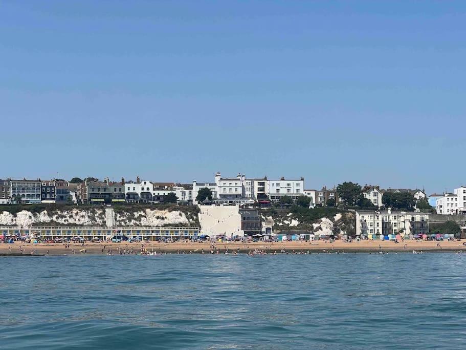 Cosy Coach House Garden Apartment By The Sea, Own Entrance Door, Garden Terrace With Exclusive Rear Door Access & Free Reserved Parking Space Only 2 Mtrs From Your Apt Door! Early Checkin From 3Pm And Late Check Out Till 11Am Available! Broadstairs Exterior foto