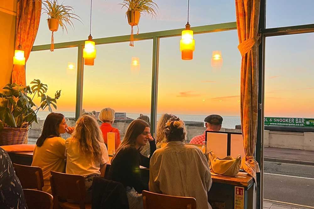 Cosy Coach House Garden Apartment By The Sea, Own Entrance Door, Garden Terrace With Exclusive Rear Door Access & Free Reserved Parking Space Only 2 Mtrs From Your Apt Door! Early Checkin From 3Pm And Late Check Out Till 11Am Available! Broadstairs Exterior foto